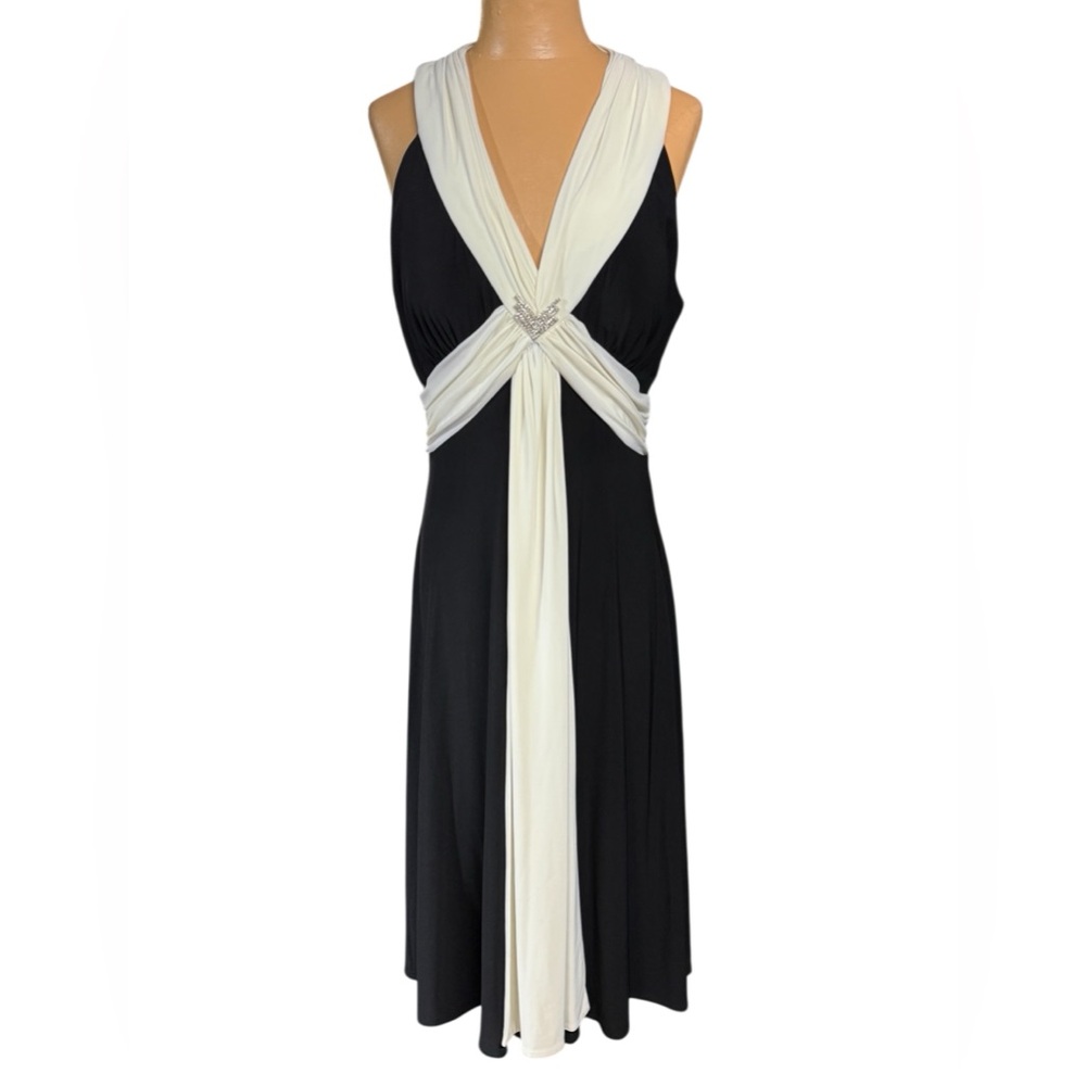 Jessica Howard NWT! Stunning Black and Cream Sleeveless V-Neck Dress